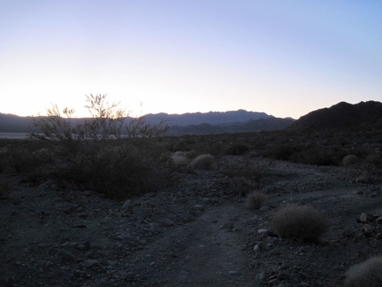 It's almost 17h, and a little sunlight still remains as I begin the hike back to camp across Broadwell Dry Lake